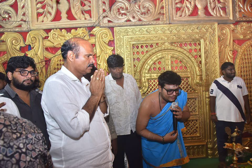 kpsarathyTDP's tweet photo. 26/09/2026-ఉయ్యూరు పట్టణంలో సుందరమ్మపేట ఫ్రెండ్స్ సర్కిల్ ఆధ్వర్యంలో నిర్వహిస్తున్న శ్రీ వరసిద్ధి వినాయక నవరాత్రి ఉత్సవాల్లో పాల్గొని ప్రత్యేక పూజలు నిర్వహించిన రాష్ట్ర మంత్రి శ్రీ కొలుసు పార్థసారథి గారు.

విఘ్నేశ్వరుని దివ్య ఆశీస్సులతో ప్రజలందరూ సుఖసంతోషాలతో, ఆయురారోగ్యాలతో వర్ధిల్లాలని ఆకాంక్షించారు. 

#KolusuParthaSarathy #GaneshChaturthi #Vuyyuru