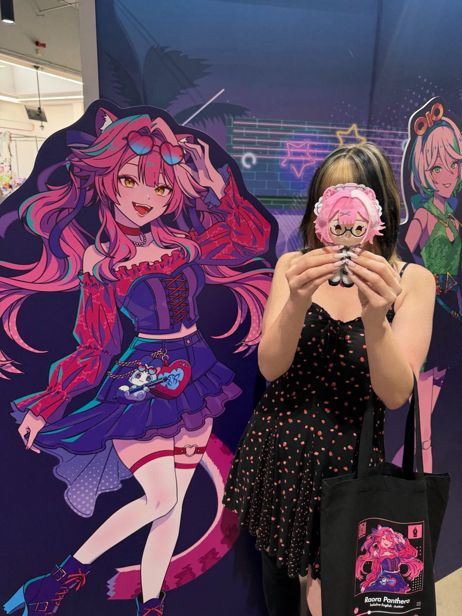 shine_maiden's tweet photo. Tote bag full of new Raora merch = happy chattina 🩵 @BandaiNamcoAM 

#hololive #raorapanthera https://t.co/1uKbI0PJoO