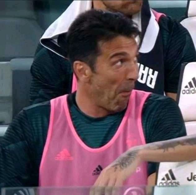 JVR_TRII's tweet photo. Alexis Vega anuncio su retiro de la selección y a nadie le importa porque Gilberto Mora ya hizo más con el dorsal 10 de México en 1 día que Alexis en toda su carrera. https://t.co/ugoIqYlHrU