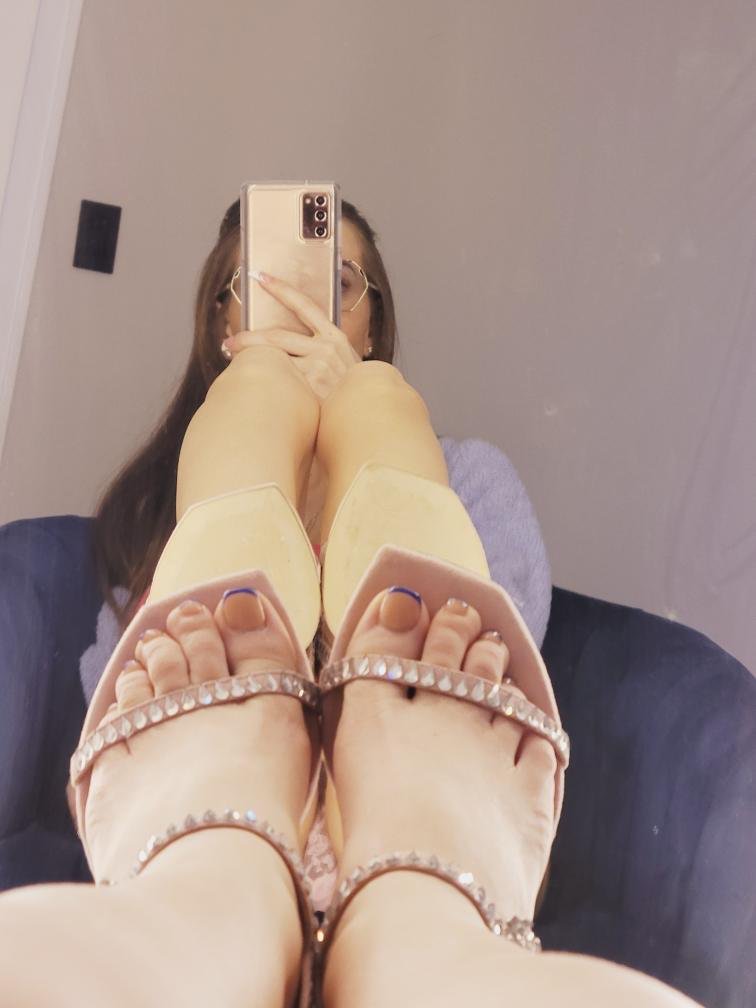 VibesRiley's tweet photo. Surprise me baby. I love surprises no matter the size. #heels #daddygirl #surprise  https://t.co/AQuqqIrMCW https://t.co/VHj6SgLWCd