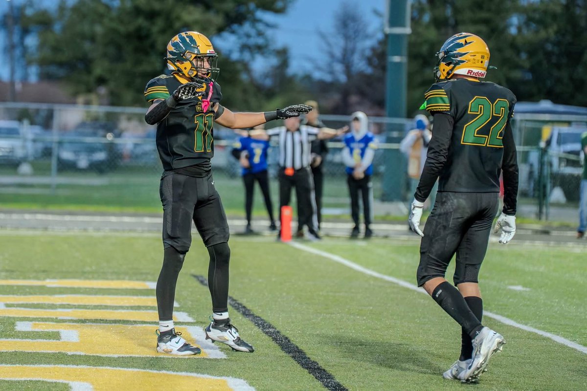 RayRayCamp11's tweet photo. Another Friday night NO FLY ZONE performance. 🚫🛩️

Line me up against whoever. I’m here to compete with my brothers. 🏈

Go Clay Eagles! 🦅 

@CHS_EaglesFB @PrepRedzoneOH @OhiosElite1 @JoeNemith3 @FAU_Recruiting @OhioDominicanFB @ODUFootball https://t.co/xgt6vJxPVQ