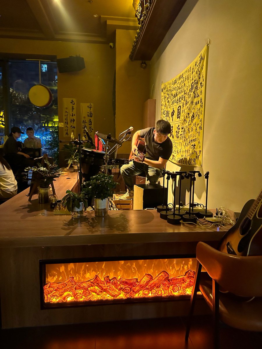 CatheyTakazll2's tweet photo. Just found a hidden acoustic session at a tiny café—raw vocals + warm guitar vibes hit different on a rainy Monday ， https://t.co/iXaWuIGTLk
