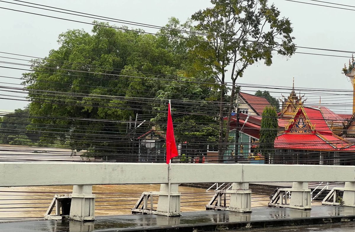 poomjai_ja's tweet photo. ธงแดงแล้วจ้าาาา 
#น้ําท่วม https://t.co/4pIqCEoUDH