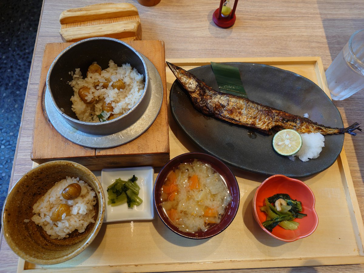 vej045532's tweet photo. 敢えてずらしたのに会ってしまったので、旬菜定食(さんま·栗ご飯)　@五穀 調布 https://t.co/qBVa1w8eZN