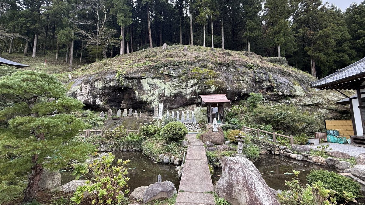 chichibu_info's tweet photo. 札所3番 岩本山 常泉寺

裏山の岩の存在感！素晴らしい https://t.co/Bs7z0SohZN