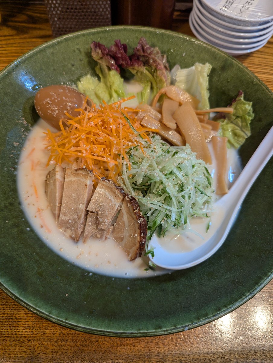 Rowena_Pokemon's tweet photo. 配信で話してた冷やし豚骨を食べ納め！
今日はメンマ&amp;煮玉子トッピング

今年も夏が終わったねぇ https://t.co/9hKOLnodQK