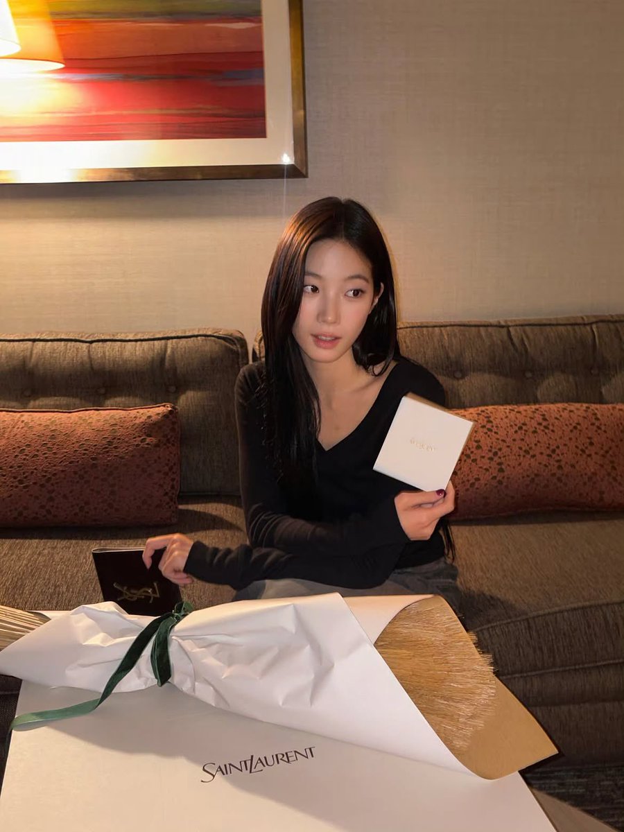 FIMBASE's tweet photo. #KAZUHA of #LE_SSERAFIM to attend Paris Fashion Week for the 'SAINT LAURENT 2027 SUMMER WOMEN’S SHOW' 🖤

— Taking place on September 29th at 9PM (local time) | September 30th at 4AM KST. 

https://t.co/FAmiKiBSLf https://t.co/lWHQUQytOv