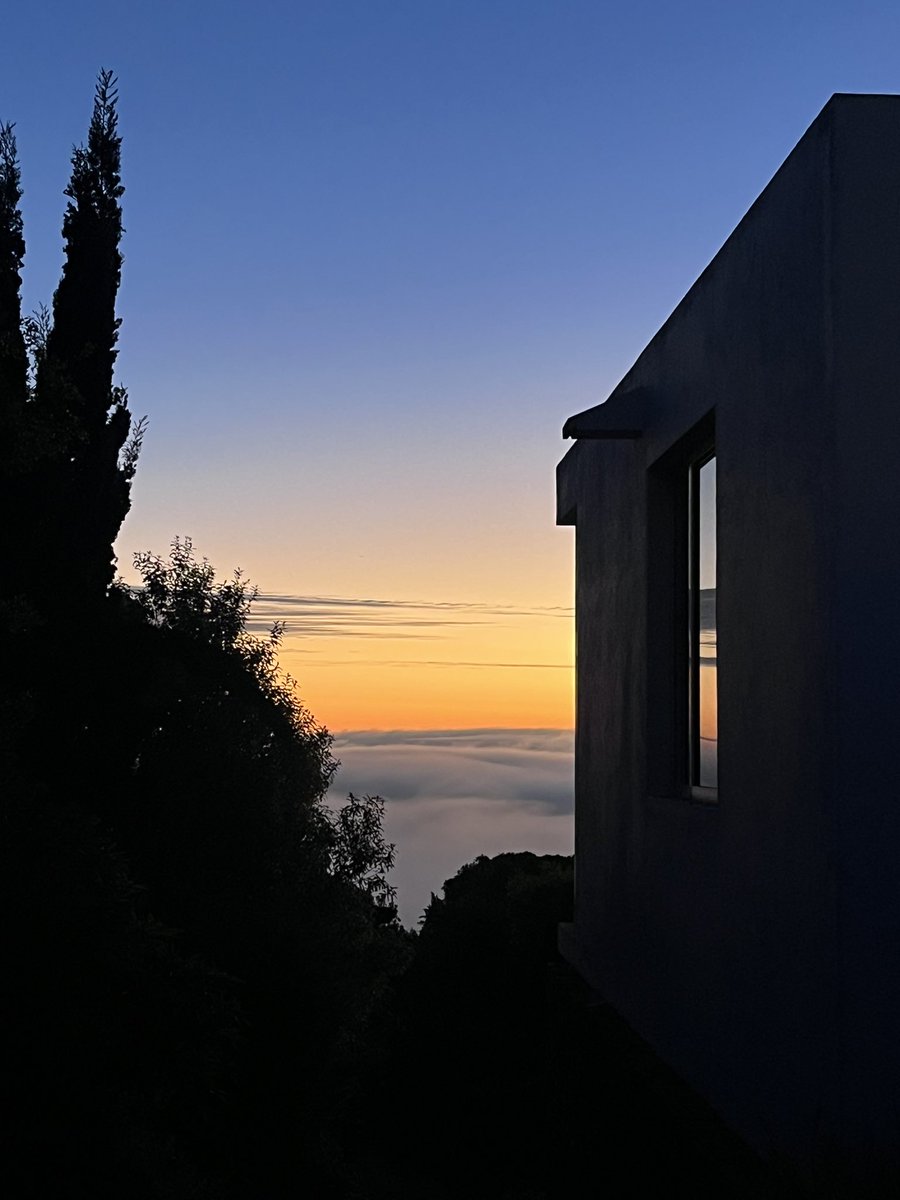 lotta22222's tweet photo. hoy vi el atardecer desde encima de las nubes https://t.co/9KbM25EUxr