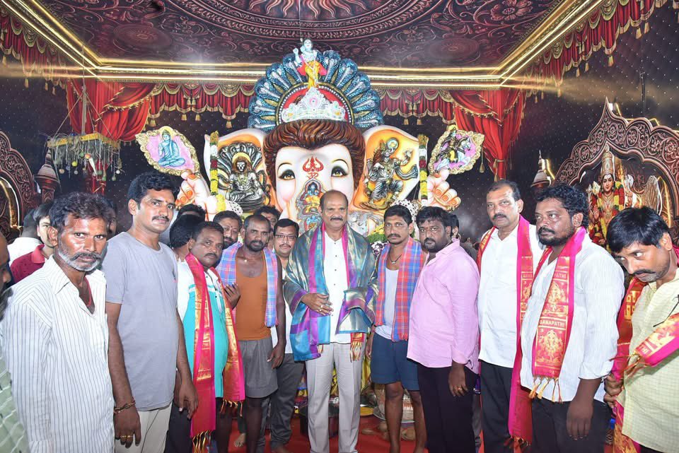 kpsarathyTDP's tweet photo. 26/09/2026-ఉయ్యూరు పట్టణంలో చింతల తోట ఫ్రెండ్స్ సర్కిల్ ఆధ్వర్యంలో నిర్వహిస్తున్న శ్రీ వరసిద్ధి వినాయక నవరాత్రి ఉత్సవాల్లో పాల్గొని ప్రత్యేక పూజలు నిర్వహించిన రాష్ట్ర మంత్రి శ్రీ కొలుసు పార్థసారథి గారు.

విఘ్నేశ్వరుని దివ్య ఆశీస్సులతో ప్రజలందరూ సుఖసంతోషాలతో, ఆయురారోగ్యాలతో వర్ధిల్లాలని ఆకాంక్షించారు. 

#KolusuParthaSarathy #GaneshChaturthi #Vuyyuru