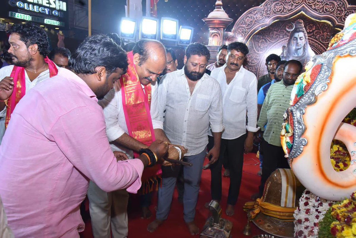 kpsarathyTDP's tweet photo. 26/09/2026-ఉయ్యూరు పట్టణంలో చింతల తోట ఫ్రెండ్స్ సర్కిల్ ఆధ్వర్యంలో నిర్వహిస్తున్న శ్రీ వరసిద్ధి వినాయక నవరాత్రి ఉత్సవాల్లో పాల్గొని ప్రత్యేక పూజలు నిర్వహించిన రాష్ట్ర మంత్రి శ్రీ కొలుసు పార్థసారథి గారు.

విఘ్నేశ్వరుని దివ్య ఆశీస్సులతో ప్రజలందరూ సుఖసంతోషాలతో, ఆయురారోగ్యాలతో వర్ధిల్లాలని ఆకాంక్షించారు. 

#KolusuParthaSarathy #GaneshChaturthi #Vuyyuru