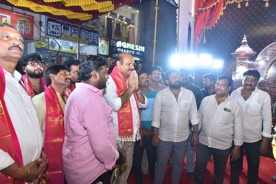 kpsarathyTDP's tweet photo. 26/09/2026-ఉయ్యూరు పట్టణంలో చింతల తోట ఫ్రెండ్స్ సర్కిల్ ఆధ్వర్యంలో నిర్వహిస్తున్న శ్రీ వరసిద్ధి వినాయక నవరాత్రి ఉత్సవాల్లో పాల్గొని ప్రత్యేక పూజలు నిర్వహించిన రాష్ట్ర మంత్రి శ్రీ కొలుసు పార్థసారథి గారు.

విఘ్నేశ్వరుని దివ్య ఆశీస్సులతో ప్రజలందరూ సుఖసంతోషాలతో, ఆయురారోగ్యాలతో వర్ధిల్లాలని ఆకాంక్షించారు. 

#KolusuParthaSarathy #GaneshChaturthi #Vuyyuru