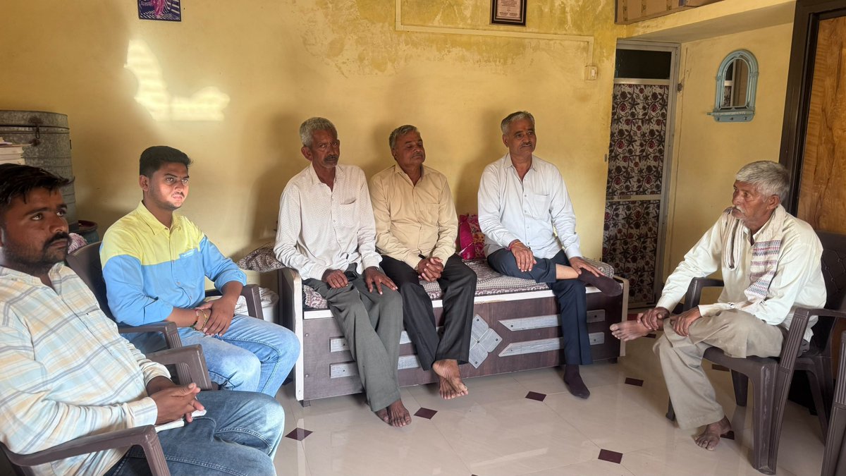 pmjadejamla's tweet photo. અબડાસા તાલુકાના સમડા ગામ ખાતે શ્રી ભરતસિંહ જાડેજાના નિવાસસ્થાને ખબરઅંતર પૂછવા શુભેચ્છા મુલાકાત લીધી.

આ પ્રસંગે પરિવારજનો સાથે આત્મીય ચર્ચા  કરી.

#ActiveMLAPMJadeja #PMJADEJA #MLAAbdasa #VikasWorks #Abdasa https://t.co/9Pf9Z9knY7