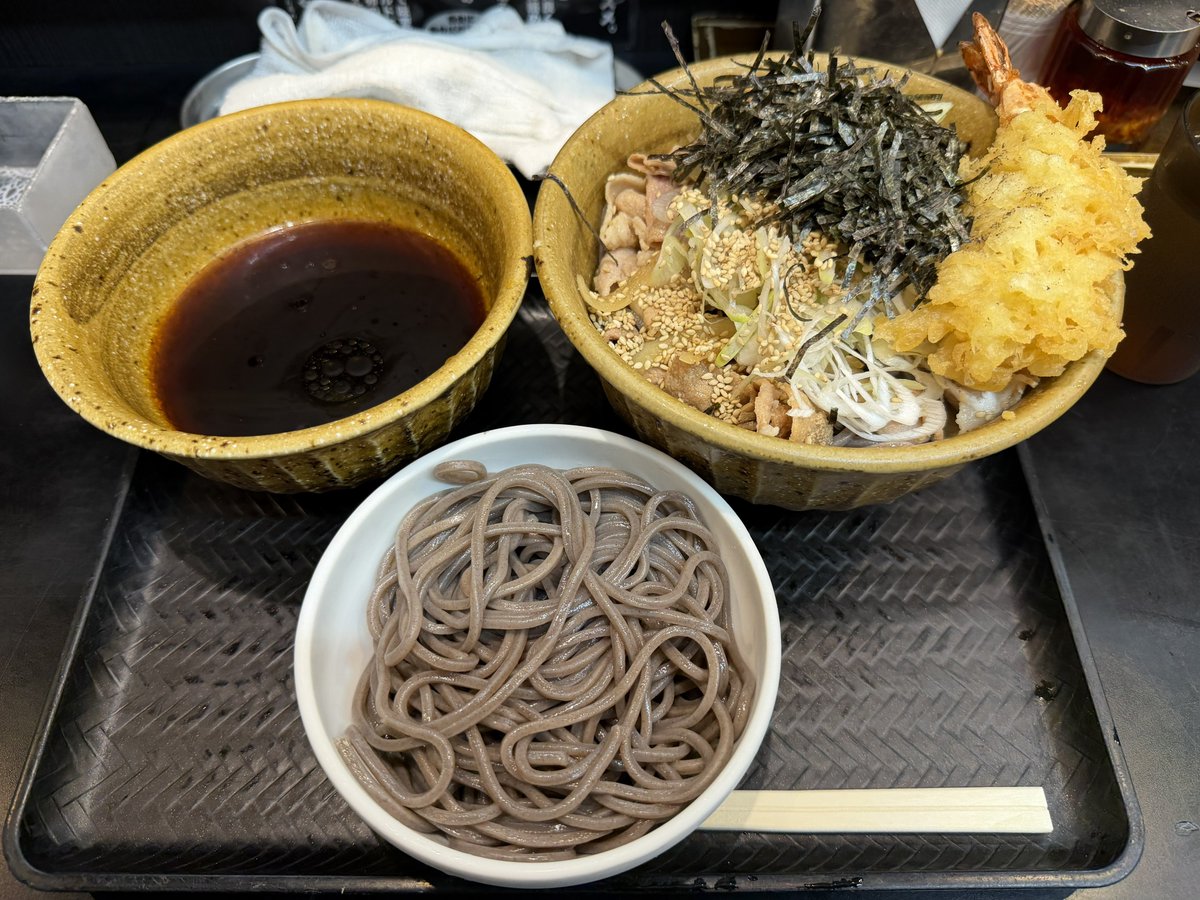 kappy317jp's tweet photo. なぜ蕎麦にラー油をかけるのか https://t.co/u54wYdABGc