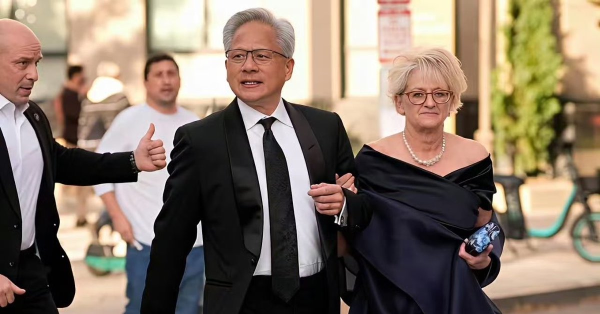 nannan07788's tweet photo. 黄仁勋这辈子最成功的决定

不是创立英伟达，是一辈子都没换老婆

白宫那顿饭，笑得轻松，旁边站着比他大两岁的初恋，在一起四十年了 https://t.co/AhHmSVqtwn