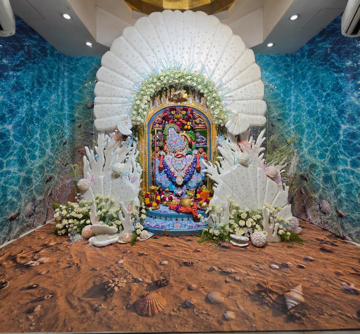 kashtbhanjandev's tweet photo. Darshan :27-09-2026
શ્રીકષ્ટભંજનદેવ દાદાને ફૂલોનો દિવ્ય શણગાર એવં 'અંડરવોટર થીમ'(દરિયાઈ સૃષ્ટિ)  આધારિત શણગાર 
Hello Devotees 
Jai Shri swaminarayan
Shri kashtbhanjandev hanumanji Maharaj Salangpur dham.
https://t.co/3qP0lxENuX https://t.co/AlX4uRBVVg