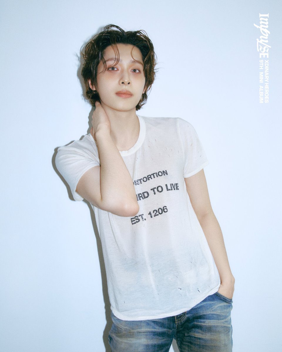 sirensdiary's tweet photo. gw gabisa take this picture seriously karena si bro melotot pake softlens dan menggunakan pose gomen oomf chan https://t.co/YN6QgueWWj