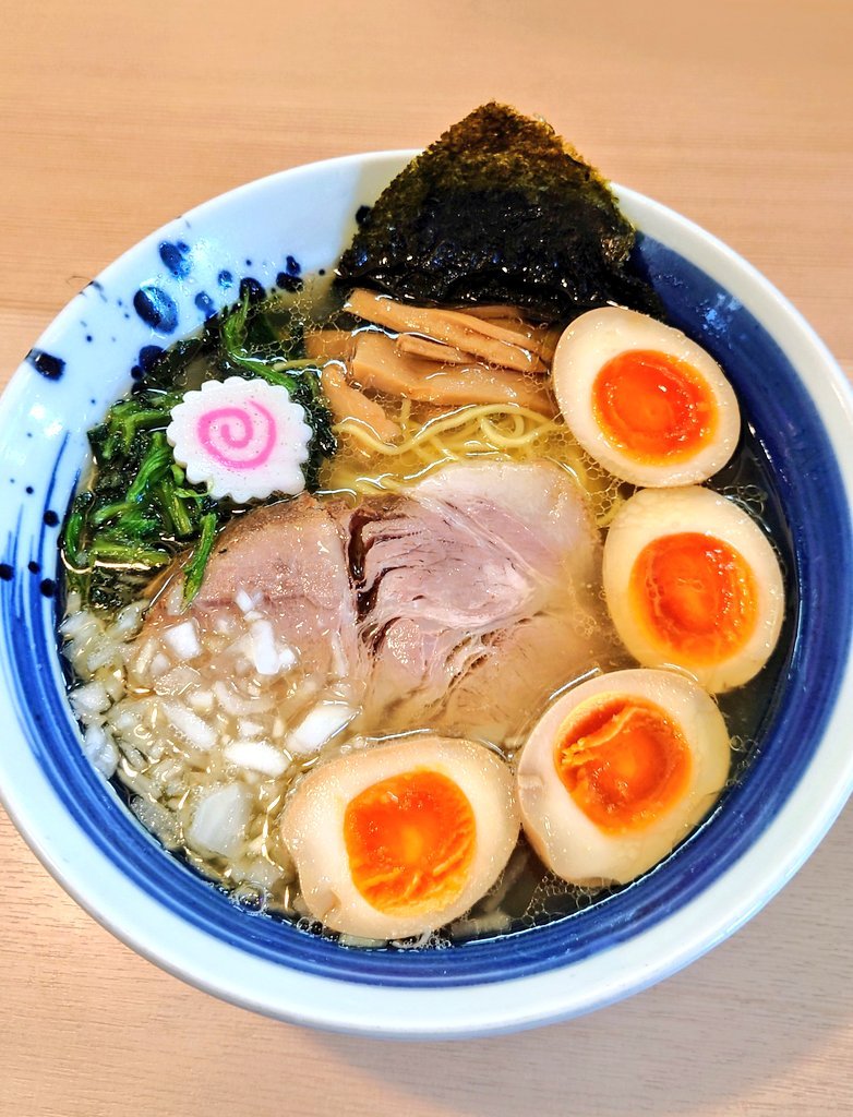 jumpei_3333's tweet photo. らぁ麺 しお喜@大磯町国府本郷
味玉塩そば🍜 TP味玉🥚
あっさり清湯塩スープに見えるけどしっかり動物性の旨みと油分があり麺も加水率低めのツルパツ麺がめちゃ美味しい🤩✨
大判チャーシューとトロ〜リ味玉が最高‼️
大磯まで定訪で食べに行くほど大好きな塩専門のお店です🏆💫
ごちそうさまでした😋 https://t.co/CYTEx8PYkF