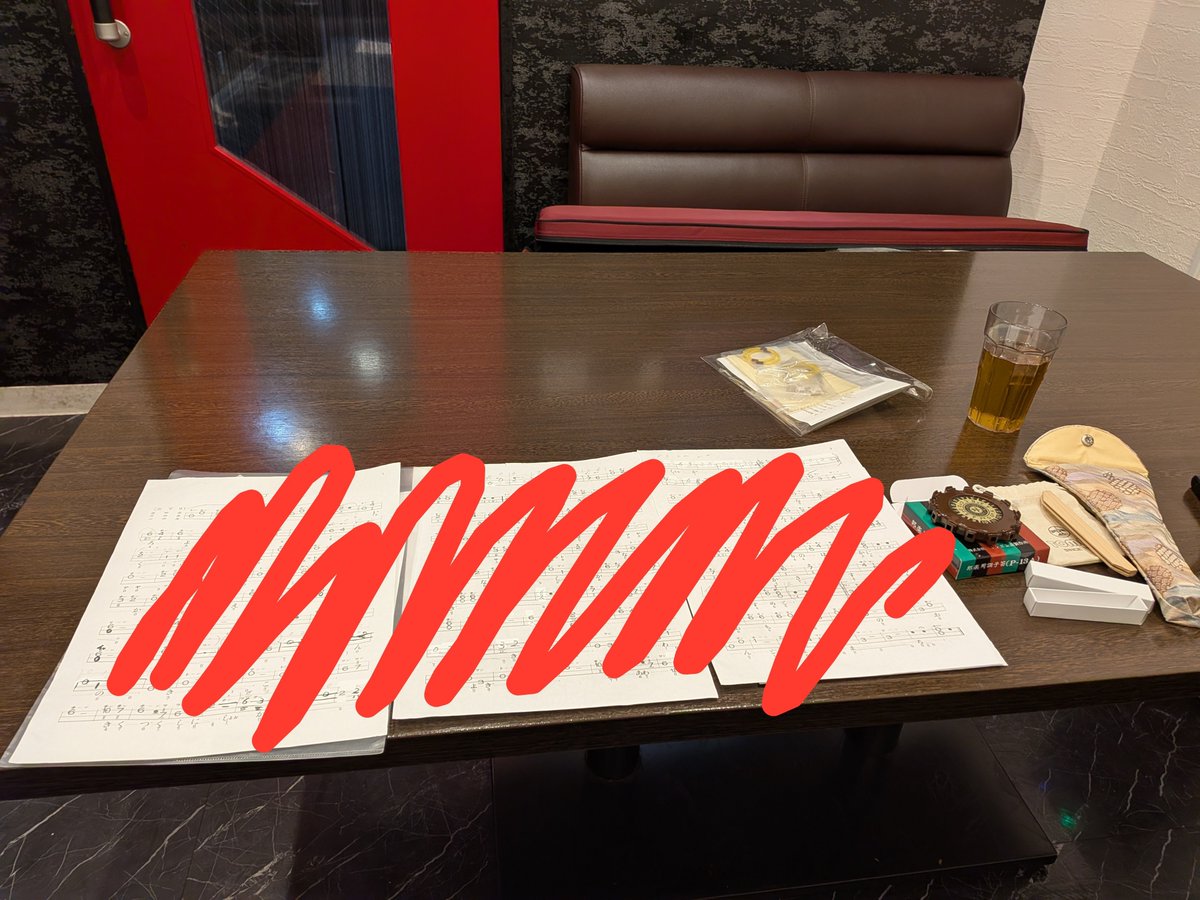 Scenarion_fr's tweet photo. この前のシルバーウィークにお三味線を迎えて、雨が振っていたので近くのカラオケボックスに籠もって練習したのですが、一人で調弦をするのに1時間かかってしまいまして、それでも音を必死に聞いて集中して合わせにいくのもなかなかいいものです😋❣️ https://t.co/eFXtdvfgX3