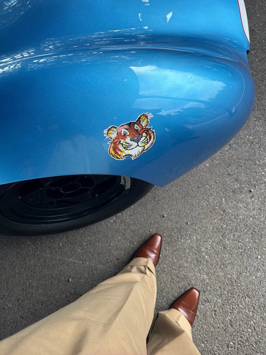 tigerjohnson04's tweet photo. AD Old cars, vintage fashion and heritage racing. Nobody does it like @dunloptyre_eu

#DUNLOP #TakingYouBeyond #goodwoodrevival #goodwood #racing https://t.co/rIYkL7nROw