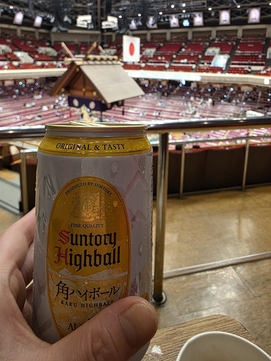 ojyo93's tweet photo. シルバーウィーク(激務)を
のりこえ

ようやっとお休みGET😭

というわけで
朝から国技館で
音羽山親方を愛で

序ノ口から観戦し
飲んでいます└( ﾟ∀ﾟ)┘✨
ｲﾔｯﾎｫｵｵｵｲ！

今日は枡席ではなく
初２階席!!!

#大相撲
#千秋楽 https://t.co/HQkKwa6Hgk