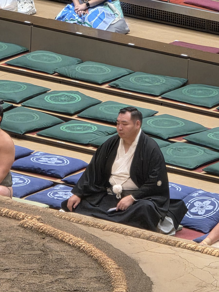 ojyo93's tweet photo. シルバーウィーク(激務)を
のりこえ

ようやっとお休みGET😭

というわけで
朝から国技館で
音羽山親方を愛で

序ノ口から観戦し
飲んでいます└( ﾟ∀ﾟ)┘✨
ｲﾔｯﾎｫｵｵｵｲ！

今日は枡席ではなく
初２階席!!!

#大相撲
#千秋楽 https://t.co/HQkKwa6Hgk