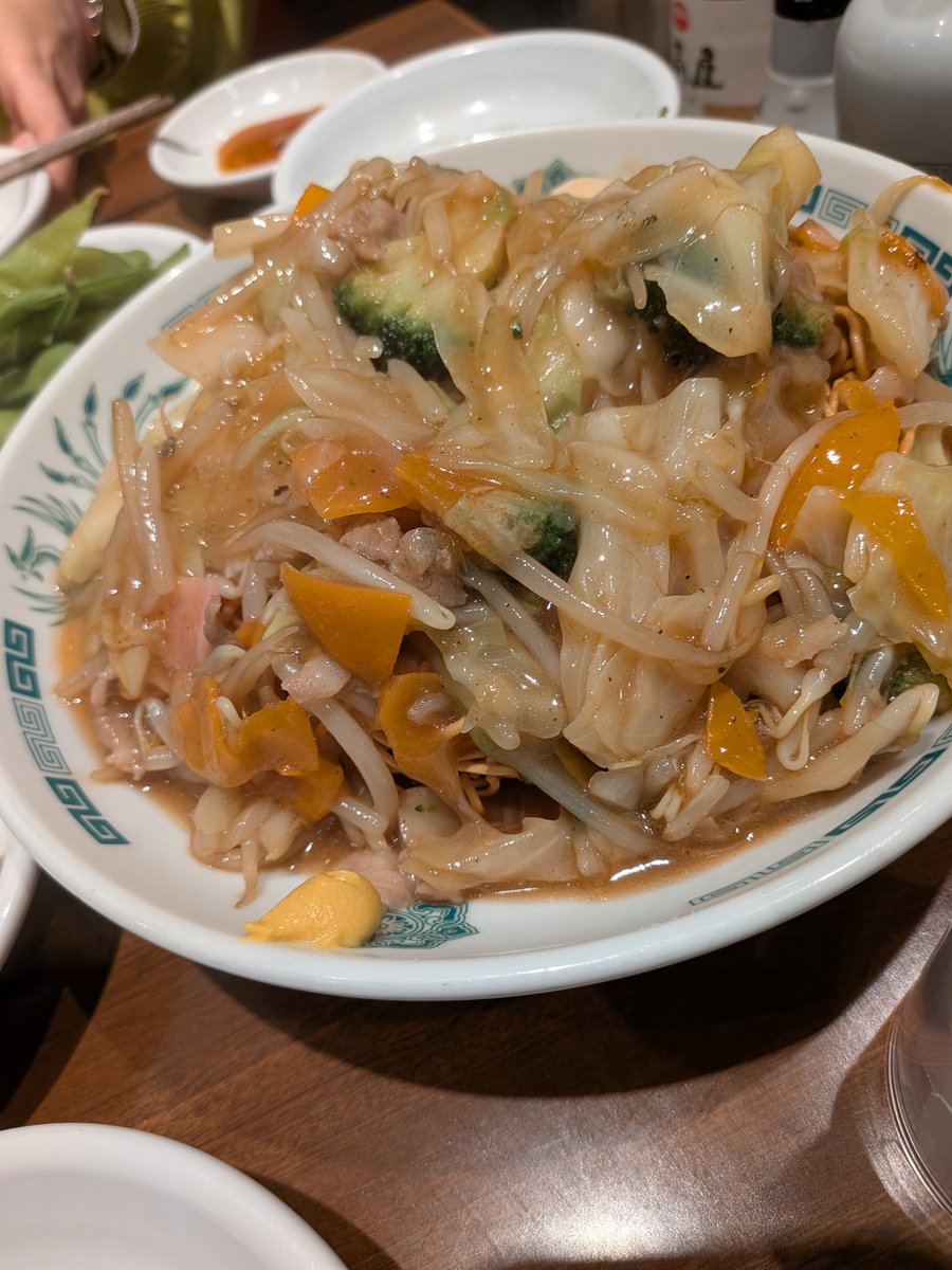 TackyinSunday's tweet photo. 日高屋のかた焼きそばを
ホッピーとおかわり中と仲間とつつく！ https://t.co/935jlOJCbE