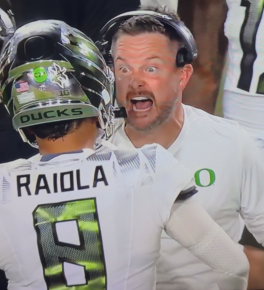 JoshPateCFB's tweet photo. Oregon put in the worst spot possible and still clowns USC in their own building https://t.co/PzgulUWoOe