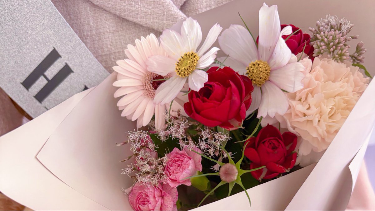 _9omochi27's tweet photo. 大愛くんの誕生花のコスモスと赤のお花は絶対入れてくださいってお願いしたんだよ〜💐
コスモス 花言葉も素敵だけど名前の由来が花びらの可憐さ繊細さに対して壮大なところも好きでだいすきなお花(*∩´꒳`∩*)
 #宮岡大愛誕生祭2026  #宮岡大愛 https://t.co/tnntOxMoTO