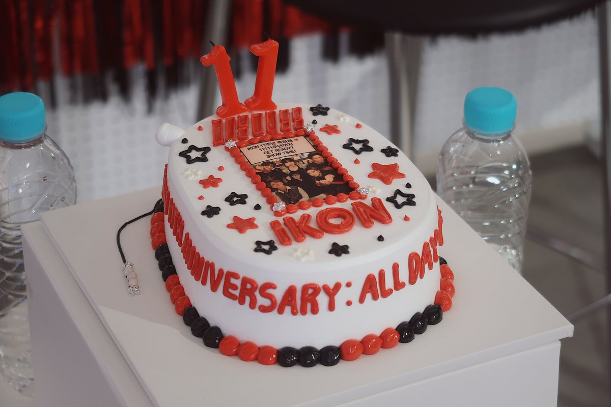 melodysssong's tweet photo. iKON’s 11th anniversary cake from the same store too^^ https://t.co/rWETzxV3ha