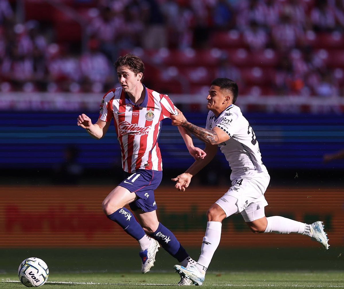 Jimenez11_'s tweet photo. Sin ser tampoco espectacular, lo único que rescato del duelo de hoy de #Chivas es a Brian Gutiérrez. Tiros de larga distancia, mucha profundidad y actitud que hace rato no se le veía. 

Inexplicable que Milito lo sacara en el segundo tiempo. Ojalá vaya de menos a más a partir de hoy