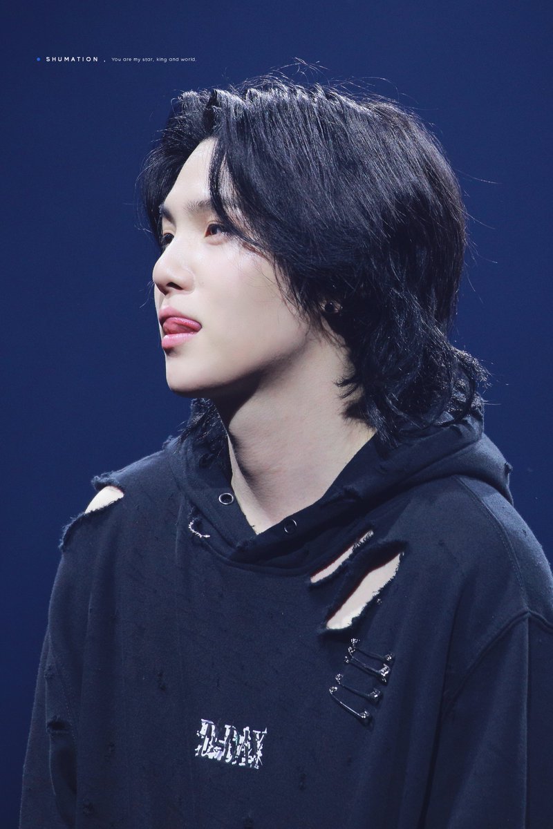 jacob7166's tweet photo. 💛訂閱限定，國旻同人《追逐》更新💜
🍄：
我現在處於創作多巴胺旺盛分泌的欣快狀態，怕各位掛心啊雜今天再趕點進度。這集幾乎都是wuli Yoongi玧其的戲份，所以放點他的帥照。
最後一張是我被瘋狂限流的認證，還請大家救救同人女多多分享。
—
其實只要他鬆口就不用過得這麼辛苦，但他沒辦法這麼做，不是因為那250萬美金全進了公司口袋，而是因為知道智旻動手的原因，何況是自己拖他進這行的。

幹他們這種勾當的講情義很可笑，但M是他一手栽培起來的刺客，而朴智旻是他認識的第一個普通人。可以一起吃炸雞喝啤酒講垃圾話、會喊他一聲哥的，普通人。
—
雷CP雷國旻煩請自行避雷。
🍄友善提醒：
純粹腦補，閱者勿上升現實真人，未成年請繞道，禁止轉載及其他平台上傳。
喜歡文章的話請留言或點個愛心，CXC愛心可以狂按五十下滿足一下我的虛榮心💛🫶💜
連結在此：
https://t.co/K7iQLfq9eC