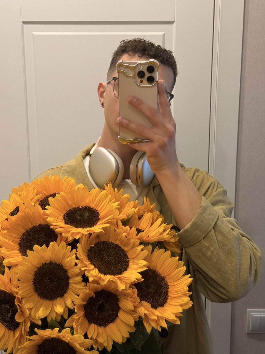 danilcpl's tweet photo. — Осень приходит не сразу. Сначала — подсолнухи 🌻 https://t.co/6ZpmS7QiU2
