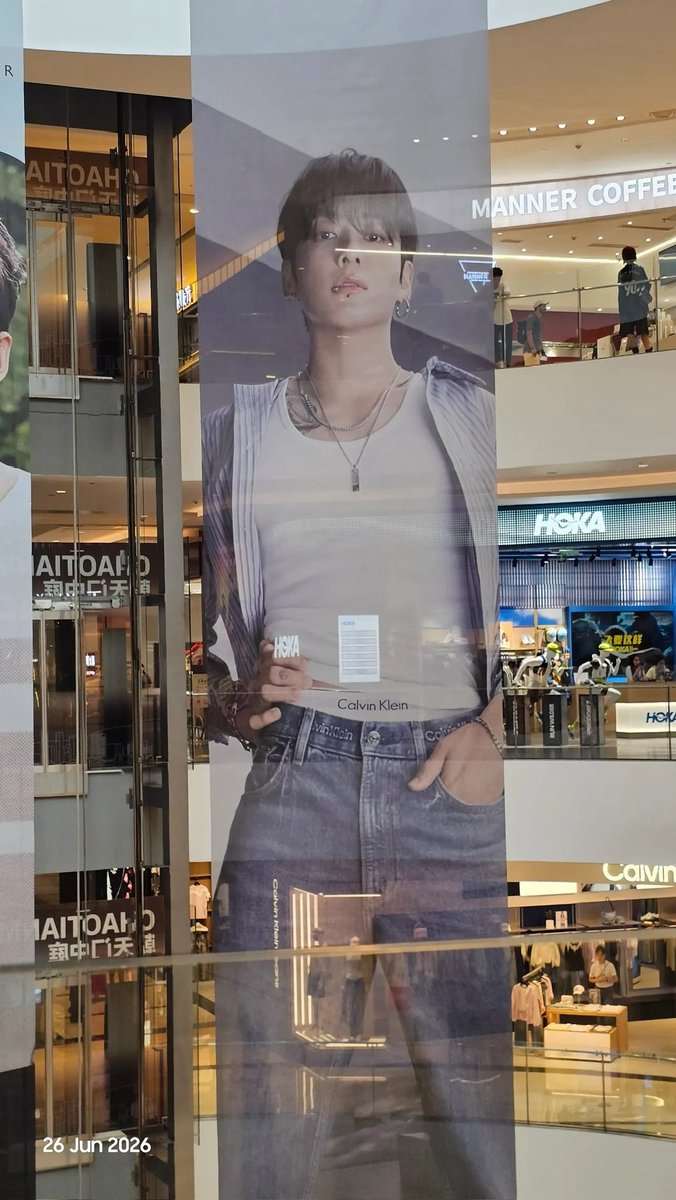 1BforJK's tweet photo. ป้ายโฆษณาขนาดยักษ์ของ #จองกุก จากแคมเปญ Calvin Klein Spring 2026 ถูกจัดแสดงอย่างยิ่งใหญ่ภายในห้างสรรพสินค้า Raffles City นครฉงชิ่ง ประเทศจีน 🇨🇳

JUNGKOOK FOR CALVIN KLEIN
#JUNGKOOKxCalvinKlein
#JUNGKOOK #정국 https://t.co/idRDgHlZ0h