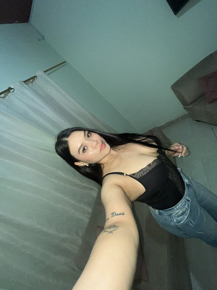 patianaaaaa's tweet photo. Salgo, robo unas miradas y a dormir 😌🖤 https://t.co/FZMllmE7ud
