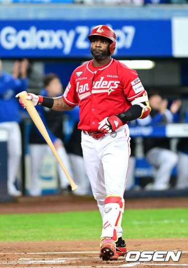 soohyunupdates's tweet photo. [0927] Cuban baseball player Guillermo Heredia of the SSG Landers praises #KimSoohyun’s emotional acting in #QueenOfTears.

Heredia said he watches Korean dramas through online video services (OTT), and gave a thumbs-up as he said, “I enjoyed Queen of Tears the most. I cried so much. I liked the tearful performances by Kim Jiwon and Kim Soohyun.”

https://t.co/CDPhGBfw7i