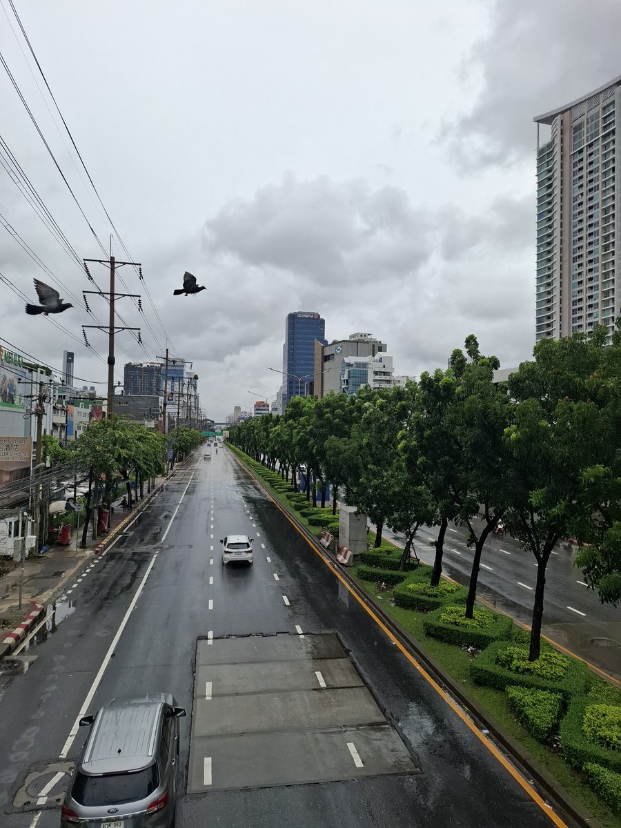Wiiive's tweet photo. รัชดามุ่งหน้าไป แยกลาดพร้าว-รัชดา
#น้ําท่วม https://t.co/mV5u9zjezE