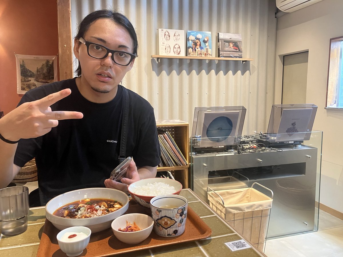 DE_TiGER_20's tweet photo. ヒサノさんとのユニット「深夜5時」ですが、ヒサノさんが間違えて「午前5時」でM-1エントリーしたため
午前5時になりました！！

嫌なピースしてくれました！ https://t.co/Ybggf8exp1