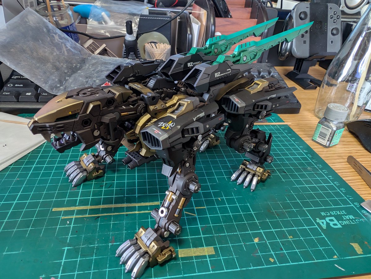 SAMO_no_mokei's tweet photo. ニヤニヤしながらアーマー付けてる https://t.co/wwHUhvRlOM