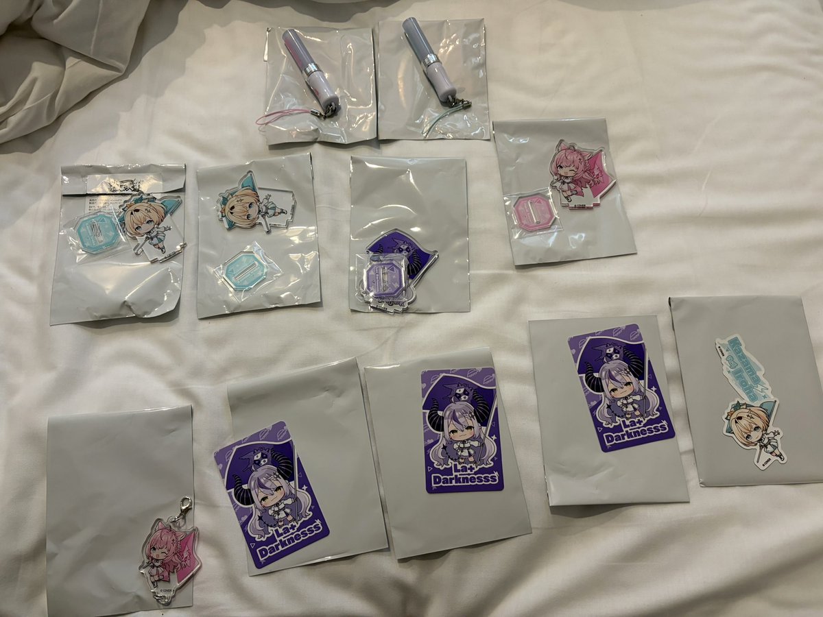 Unicho06's tweet photo. 【グッズ交換募集】
譲:この写真のもの
求:アクキー　🍃、🥀、🛸💜
　 カード　🥀、🧪
　 (🍃なんでも)

コンプしたいんですけど同種交換だと数的に難しいものもあるので種類違うもの同士でもいいよ！という方いらっしゃればぜひお願いします！！
#ねぽっくすday2 https://t.co/4WCIQRBDj5