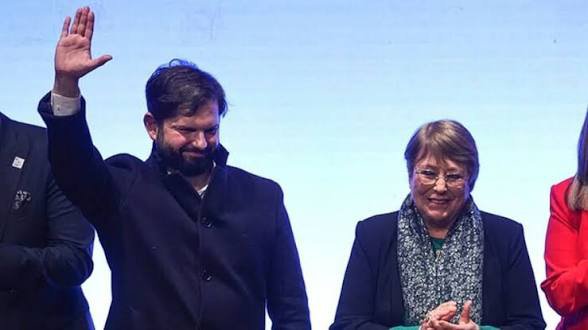 Academica2021's tweet photo. Están asustados en La derecha por la dupla 
Bachelet y Boric
#Chupalokast https://t.co/4oqgNbI0Vm