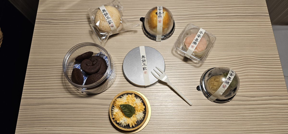 kt11522914's tweet photo. 🥲中秋當天沒有時間去提取
😆不過隔天就拿到了帕豹的
手作月餅(有四個不同款式
漢堡月餅(蓮蓉蛋黃醬包裹著海綿蛋糕
菠蘿造型月餅(麻糬口味
櫻花冰皮(巧克力流心加脆脆
蛋黃酥(蓮蓉鹹鴨蛋口感酥脆
巧克力餅乾(巧克力味道濃鬱
甜品(巧克力醬抹茶包裹著的餅乾
昨天晚上吃完真的大滿足😋
#Pabo
#PaboVtb https://t.co/SkIE1oZRPp
