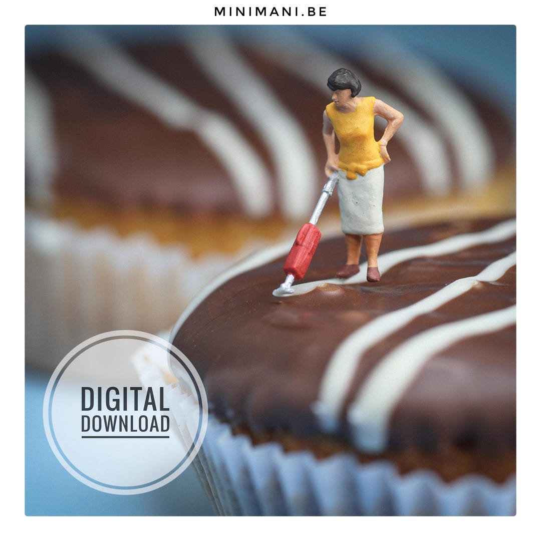 MINIMANI_be's tweet photo. Funny Kitchen Wall Art Printable, Miniature Woman Vacuuming Chocolate Cake, Bakery Decor, Digital Download by MINIMANIbe https://t.co/rQD0nAhjNi More : https://t.co/bLw6NZPY4i #KitchenArt #WallDecor #PrintableArt #BakingHumor #FoodPhotography https://t.co/WDkUEhTd4o