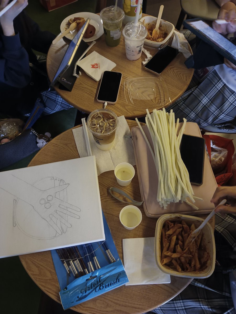 raiasdiaries's tweet photo. at tomoro cafe

first commission! my friend is my client tho :* anw, draw by her &amp; paint by me!

— #studytwt #studytwtph #lifetwt #archivetwt #ph #artph #artist #commission #artcomsph https://t.co/mfncNoxE7I