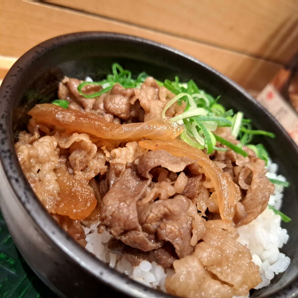 williammartin3b's tweet photo. I still love Hanamaru Udon’s fun limited-time menu ♥️

I ordered the chewy kelp-water dipping noodles and added a mini beef rice bowl. The small noodles didn’t look great, haha, and I couldn’t taste much kelp water, but I enjoyed it! Thanks for the https://t.co/gqKnF4AejA