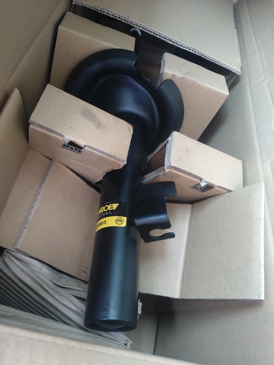 dat_pazuzu's tweet photo. フロントショック交換、20年物は戻り悪。
行きつけの車屋じゃ入らなかったと言われたので足回り専門店KTSで！普通に付けれてよかった👍

#アクセラ
#BKEP
#Monroe
#ショック
#KTS https://t.co/UofOK7WgVz