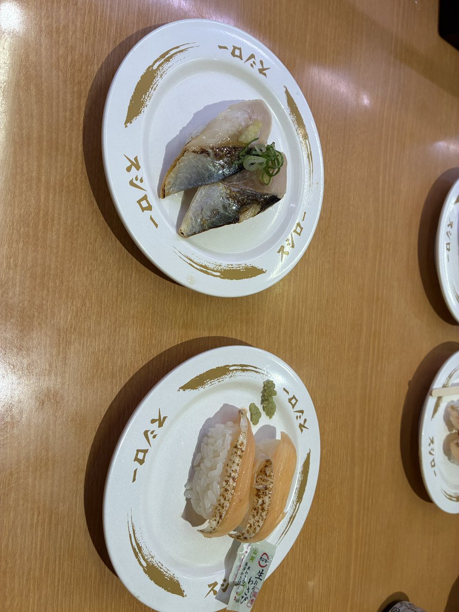 starcarinin's tweet photo. 本日は自炊にするつもりだったが
米びつにゾウムシが湧いていた
取り除いて使おうと思ったが
数が半端なかったので100匹？泣く泣く捨てる事に

そしてスシローに行く
エビをバター焼きしたのが美味かった🦐 https://t.co/qDQqiUanDD