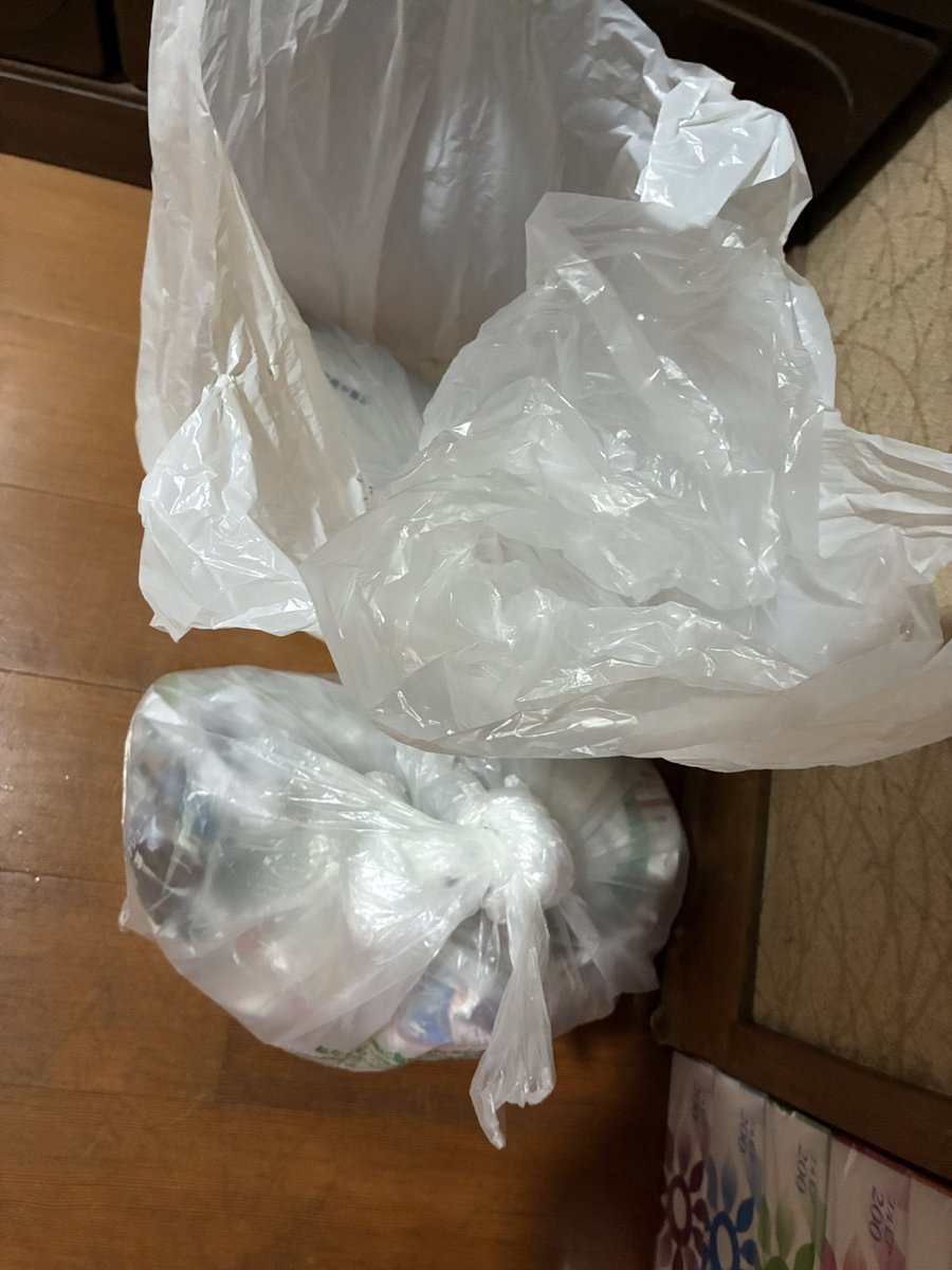 starcarinin's tweet photo. 本日は自炊にするつもりだったが
米びつにゾウムシが湧いていた
取り除いて使おうと思ったが
数が半端なかったので100匹？泣く泣く捨てる事に

そしてスシローに行く
エビをバター焼きしたのが美味かった🦐 https://t.co/qDQqiUanDD