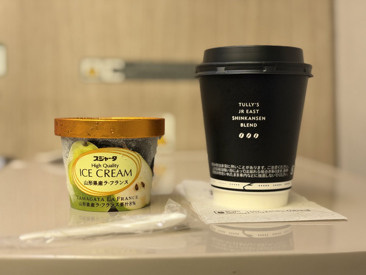 Caffeineless701's tweet photo. ひさびさ東北新幹線！車内販売！
そしてラ・フランスアイスとタリーズの新幹線ブレンドを！
東京列車以外でもタリーズコーヒーを取り扱っててびっくり https://t.co/43HWkz4pQA