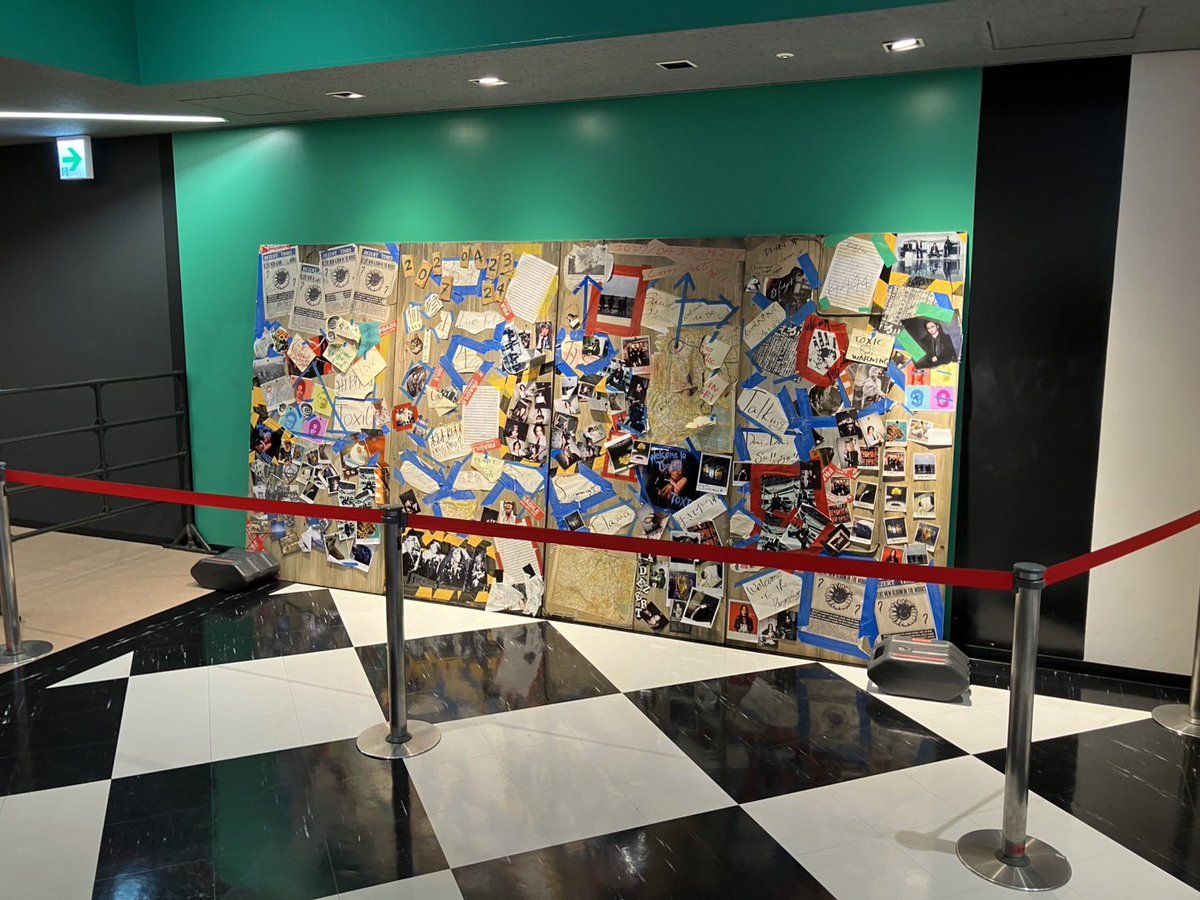DEZERT_OFFICIAL's tweet photo. 本日開催
Kanadevia Hall
 (TOKYO DOME CITY HALL)

「TOXIC」MVにて使用した美術品を
会場1階ロビーにて展示します。

⚠️撮影の際はパーテンションの外からお願いいたします。
⚠️展示品にはお手を触れないよう、お願いいたします。

本日で展示も最終日となります。
TOXICのMV撮影の際
メンバー4人で手作りで制作した美術品となります。
今後は展示の予定はございませんので記念に是非足を運んでみてください。
この後、13時より先行物販開始です。

物販会場もこちらの美術品と隣接した場所にご用意しております。

よろしくお願いいたします！

#DEZERT
