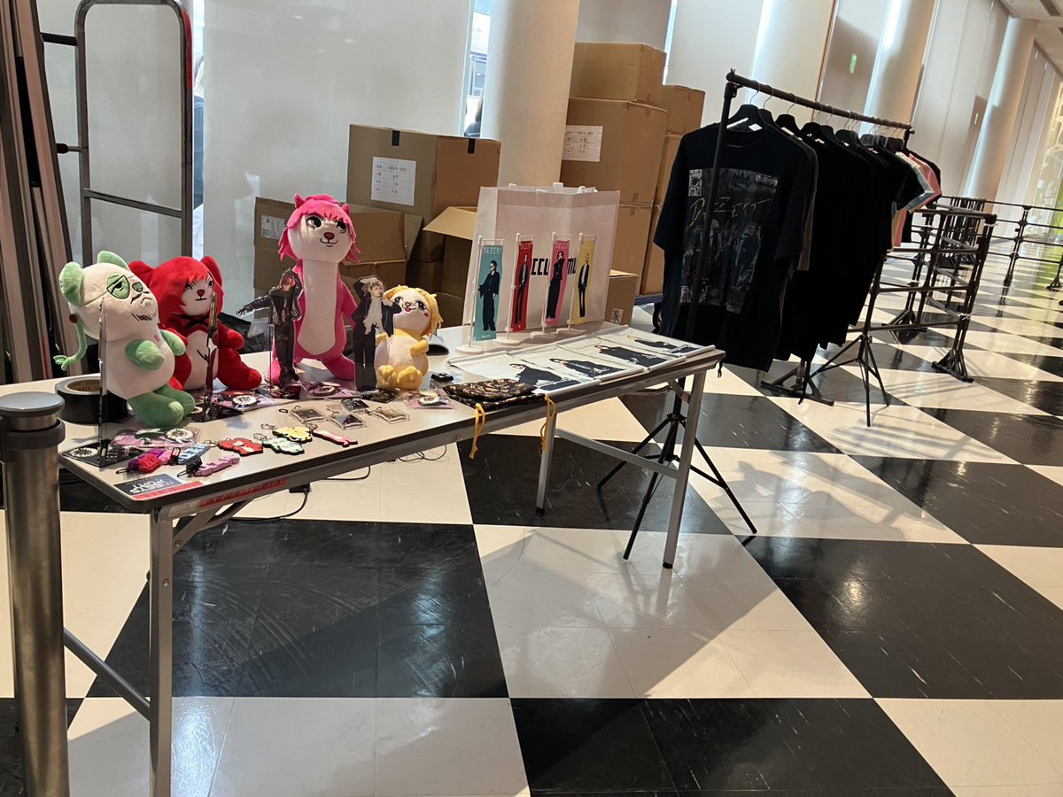 DEZERT_OFFICIAL's tweet photo. 本日開催
Kanadevia Hall
 (TOKYO DOME CITY HALL)

「TOXIC」MVにて使用した美術品を
会場1階ロビーにて展示します。

⚠️撮影の際はパーテンションの外からお願いいたします。
⚠️展示品にはお手を触れないよう、お願いいたします。

本日で展示も最終日となります。
TOXICのMV撮影の際
メンバー4人で手作りで制作した美術品となります。
今後は展示の予定はございませんので記念に是非足を運んでみてください。
この後、13時より先行物販開始です。

物販会場もこちらの美術品と隣接した場所にご用意しております。

よろしくお願いいたします！

#DEZERT